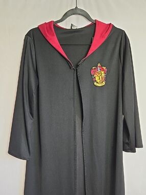 Harry Potter..Black Hooded Robe with Red Lining and Gryffindor Crest